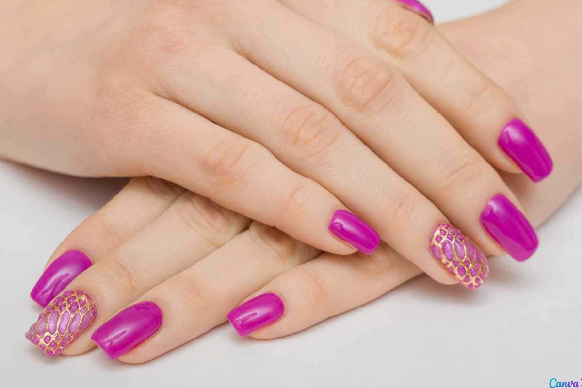 Unha roxa em gel decorada: cor vibrante com muito estilo