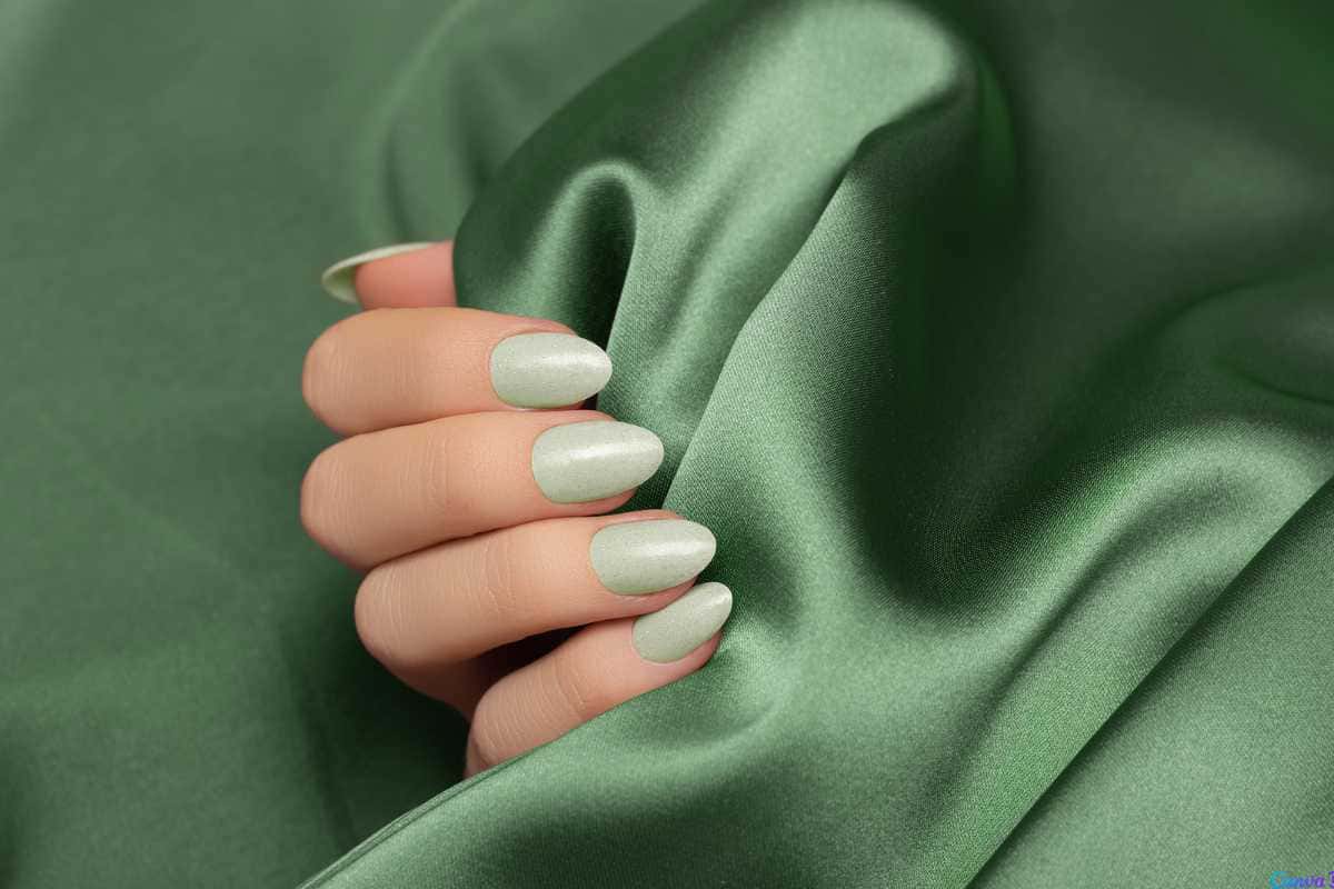 Unha verde oliva decorada: a cor chique que tá conquistando as apaixonadas por nail art