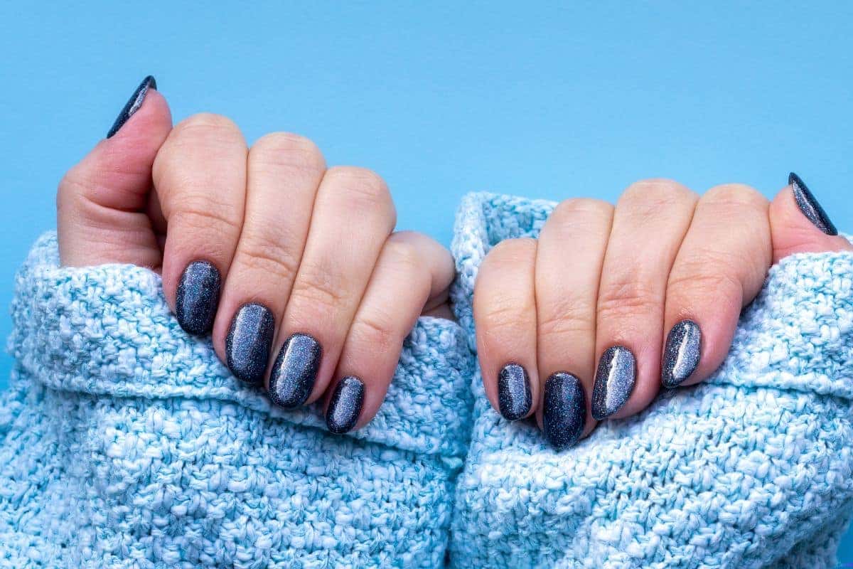 Unhas Azul Escuro com Glitter: +11 Ideias para Brilhar em Qualquer Ocasião