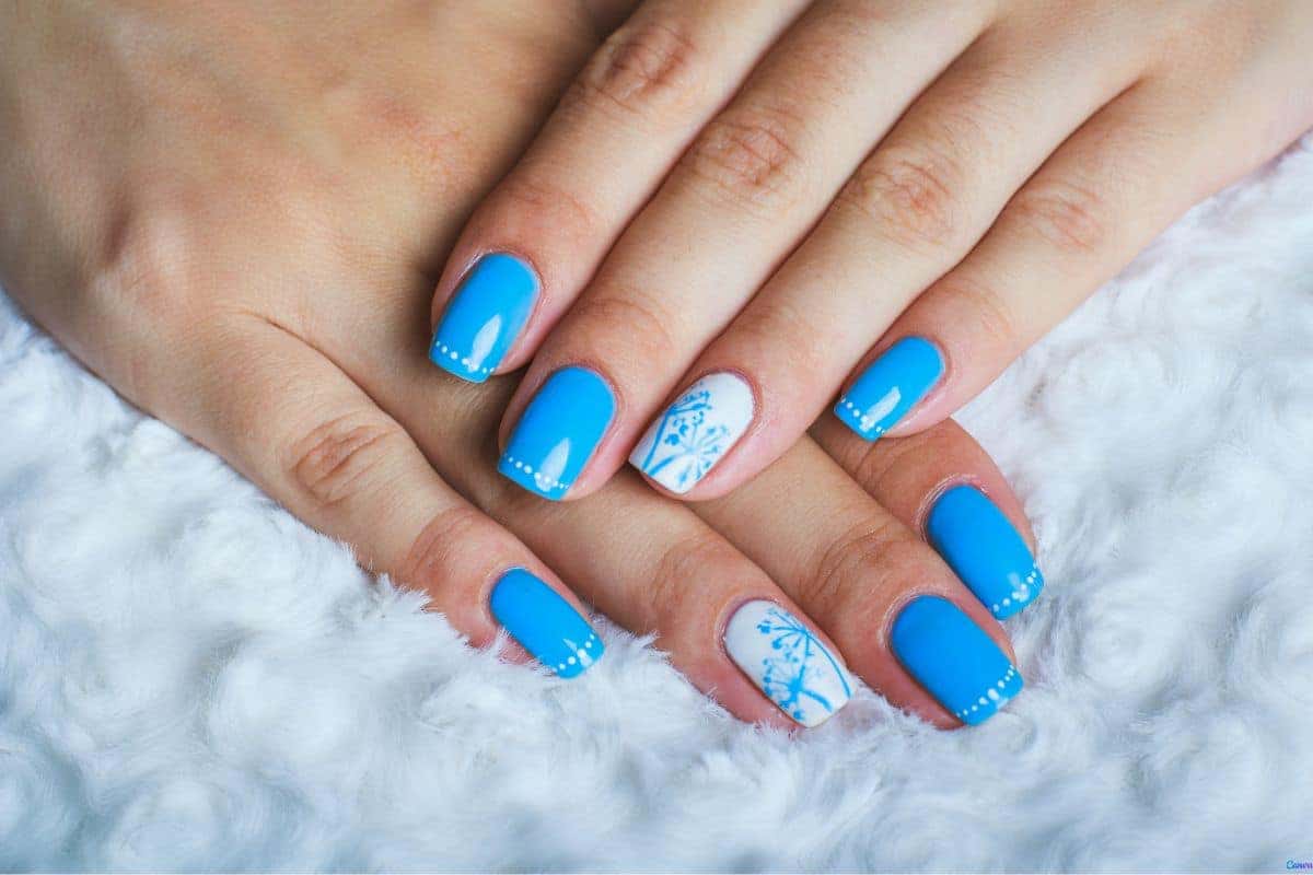 Unhas decoradas azul claro e branco: frescor e elegância combinados
