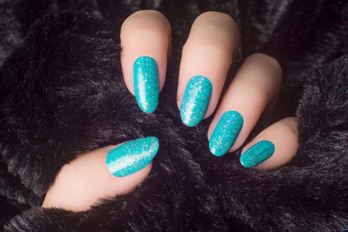 Unhas decoradas azul claro e branco: frescor e elegância combinados