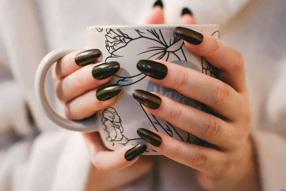 Unhas decoradas marrom café: tons sóbrios e sofisticados para o dia a dia