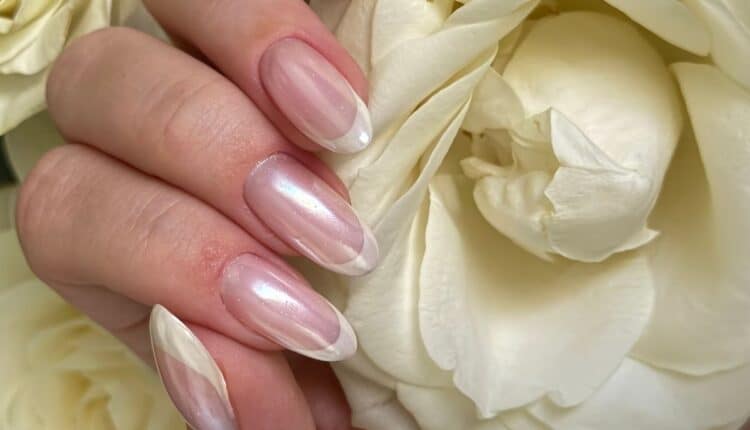 Unhas em gel francesinha com glitter: o equilíbrio perfeito entre clássico e moderno