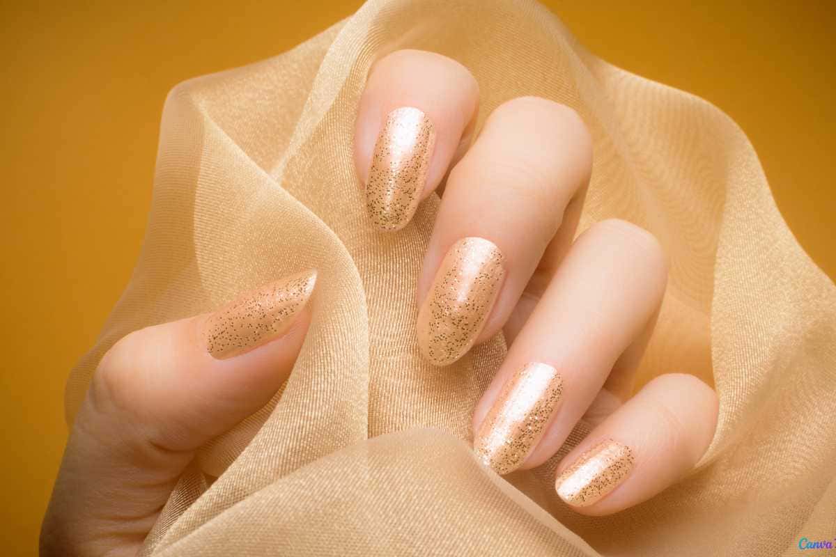 Unhas para Ano Novo com glitter: a escolha certeira pra começar 2026 brilhando