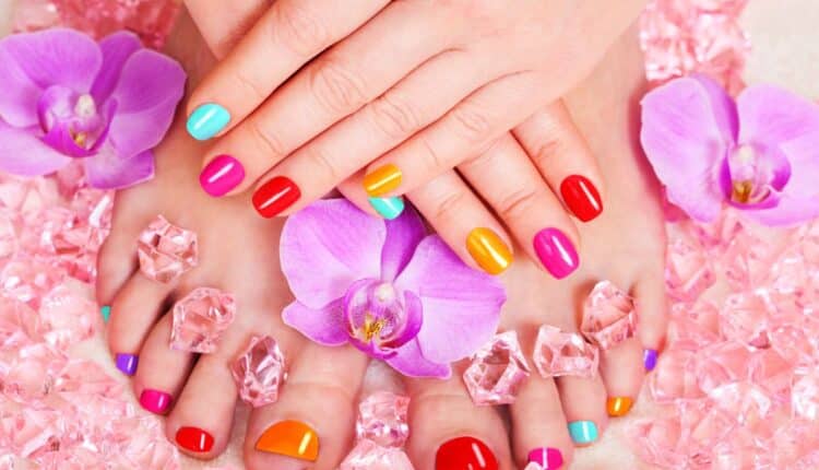 Unhas para carnaval com glitter: 10 inspirações para arrasar nos bloquinhos