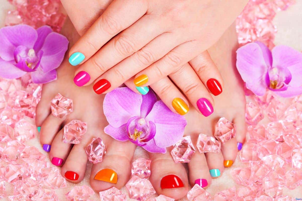 Unhas para carnaval com glitter: 10 inspirações para arrasar nos bloquinhos