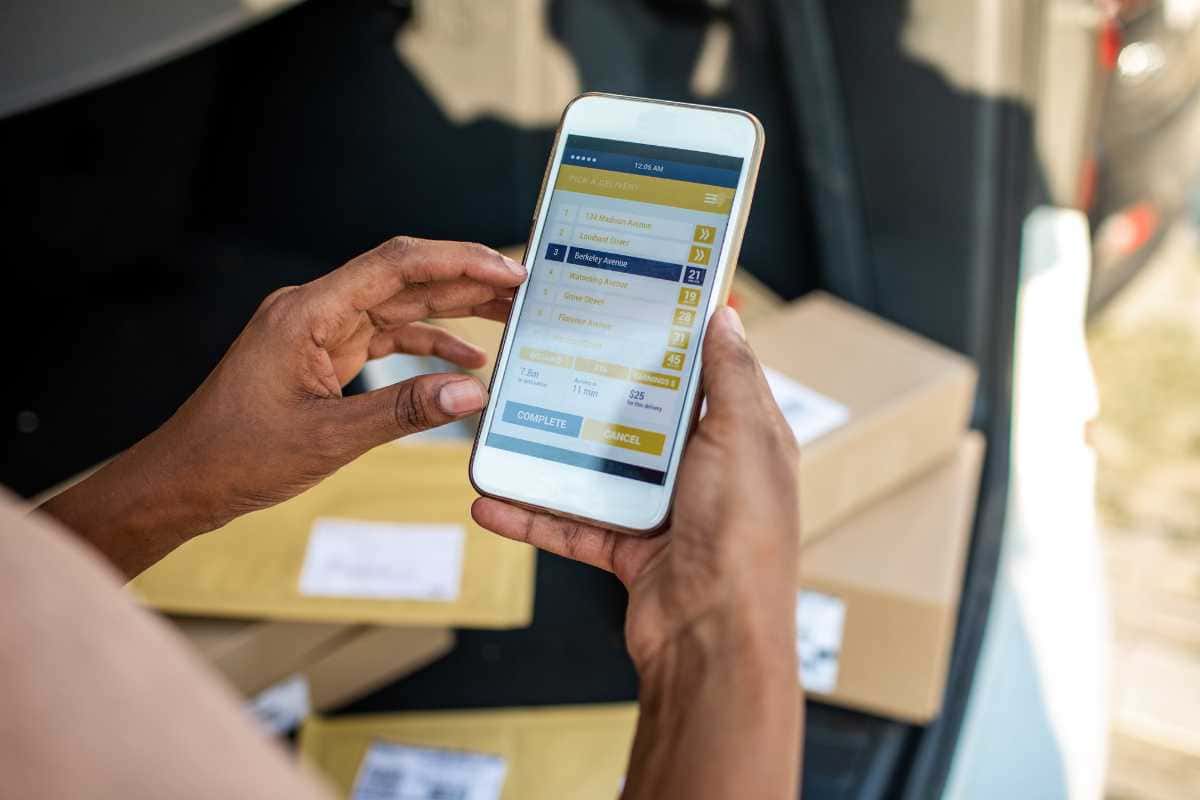 Vantagens e desafios de atuar com aplicativos de entrega usando carros