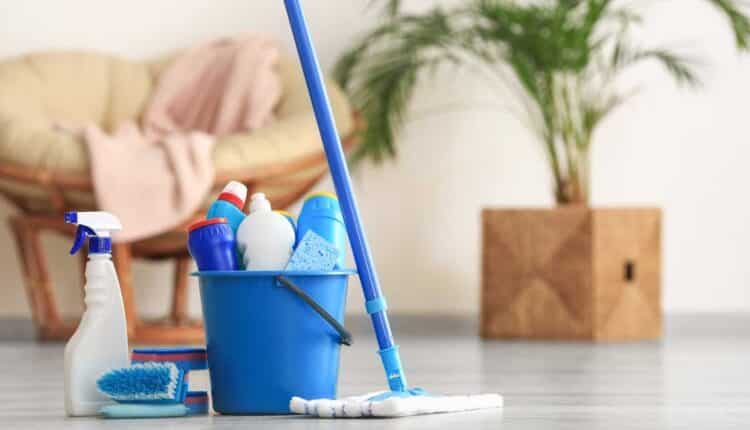 O que colocar no pano de chão para deixar a casa inteira perfumada
