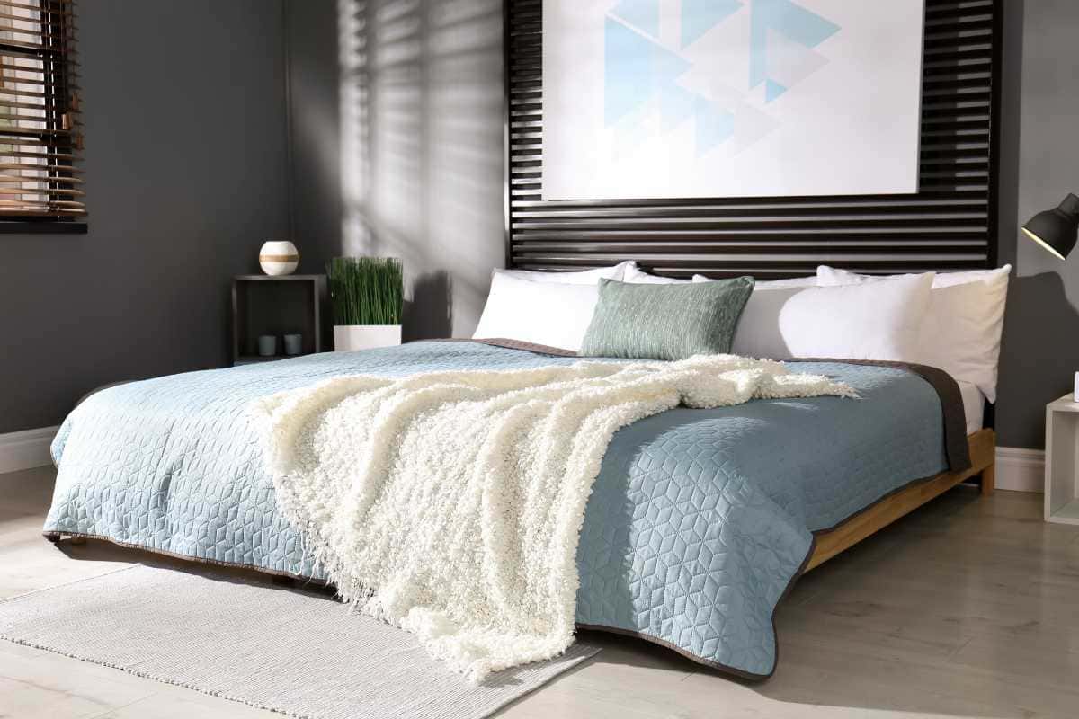 Elementos Complementares e Dicas para Potencializar Ambientes Relaxantes em Quartos Pequenos