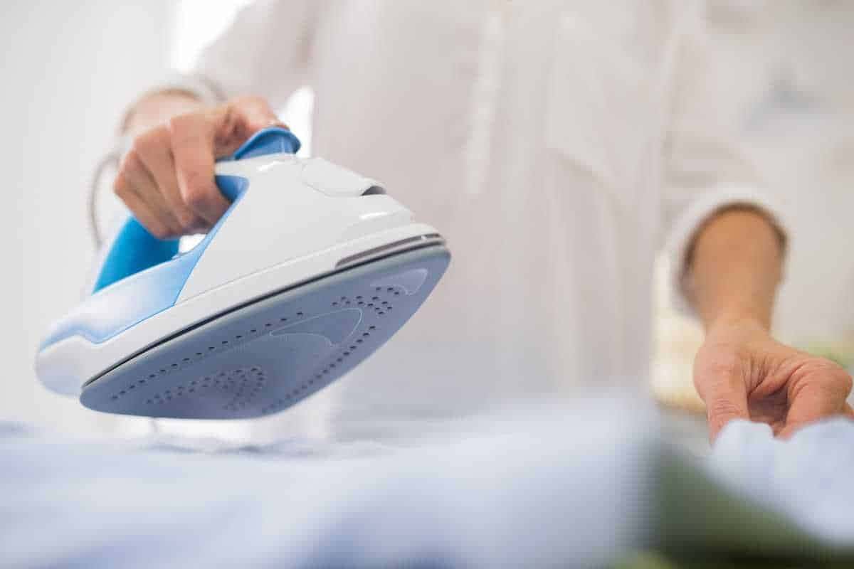 O erro na hora de passar roupa que deixa mau cheiro nas peças