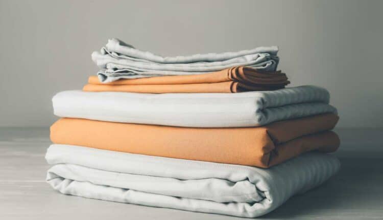 Como dobrar roupas de cama para ocupar metade do espaço