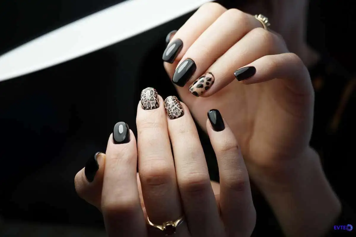 A personalização com adesivos para unhas