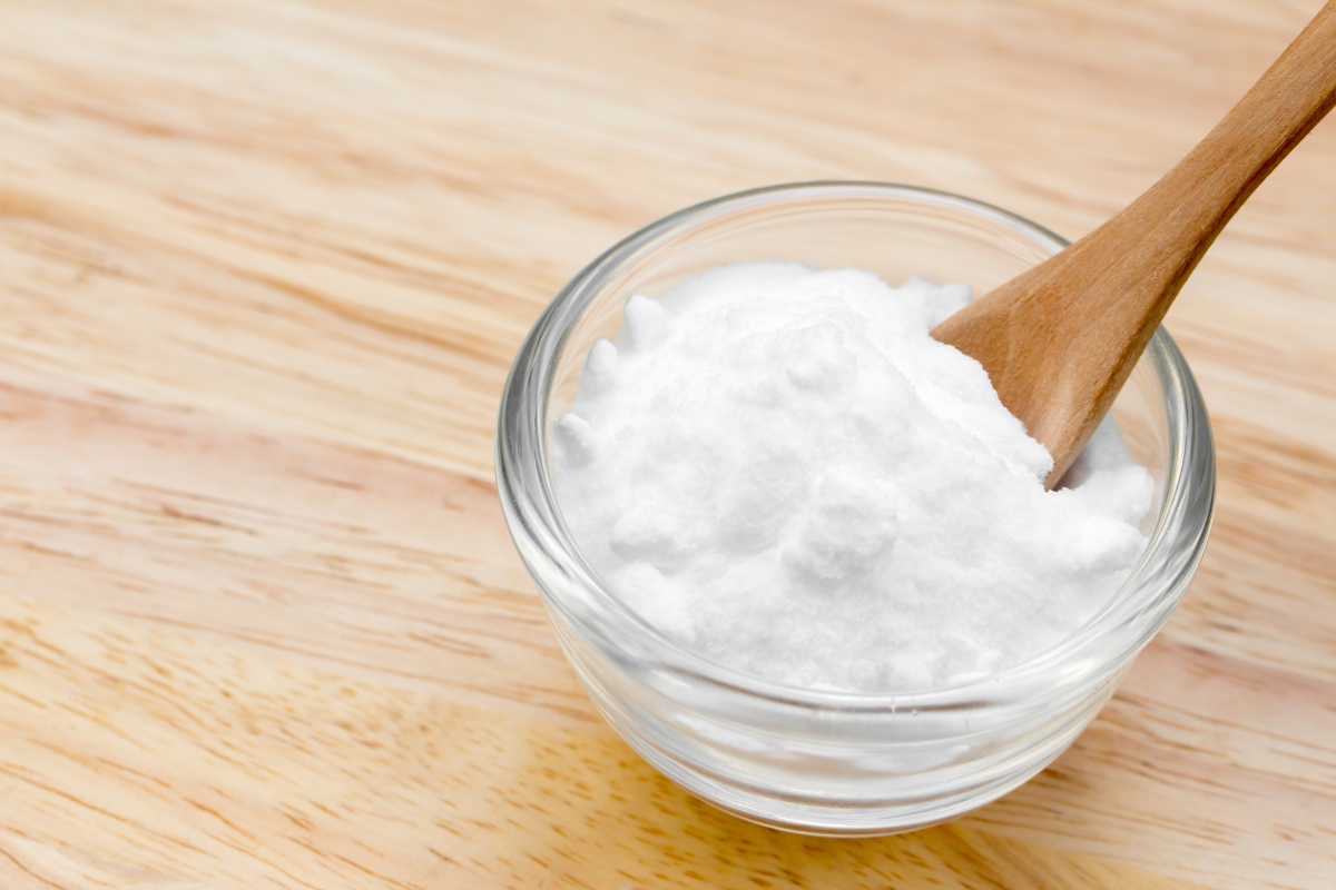 Aplicação de bicarbonato de sódio para tirar cheiro de mofo