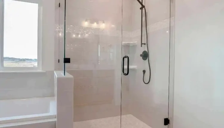 Como limpar box de vidro sem esforço: dicas eficazes para remover manchas de água rapidamente