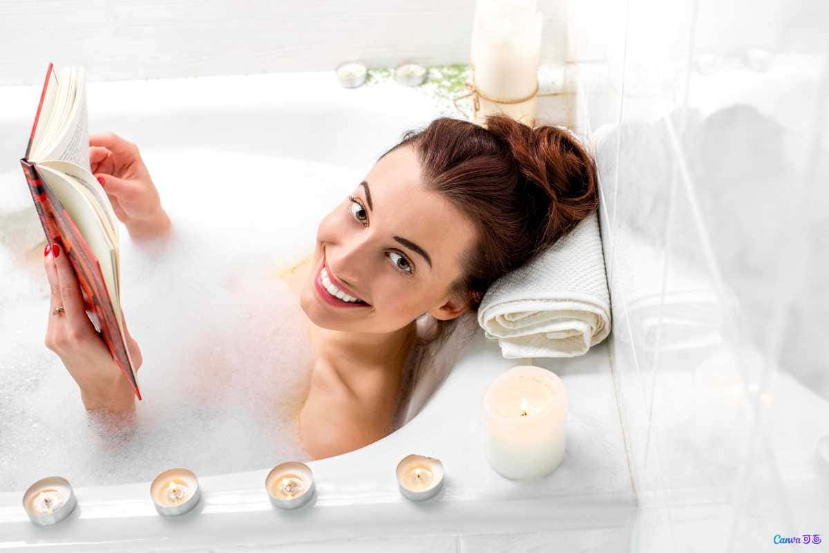 Como organizar a bancada do banheiro e dar sensação de spa em casa