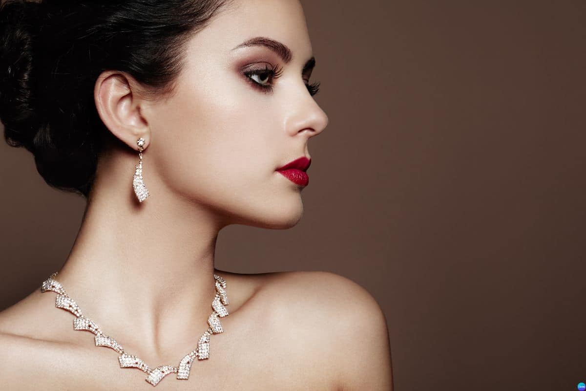 Como reconhecer detalhes manuais em brincos, colares e pulseiras