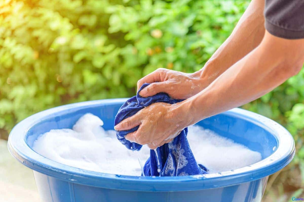 Como tirar mancha de perfume da roupa sem danificar o tecido