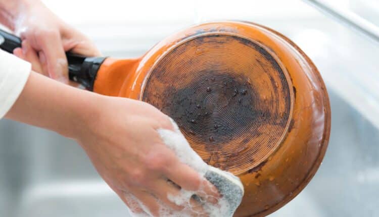 Como tirar manchas de panela sem esforço e sem esfregar por horas