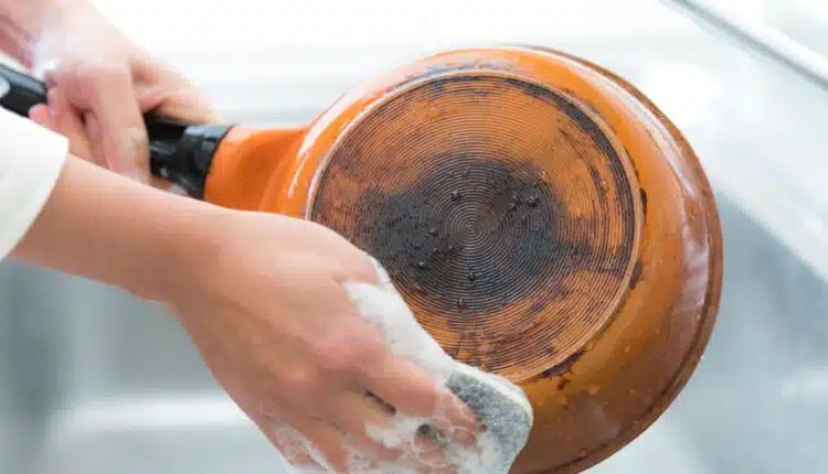 Como tirar manchas de panela sem esforço e sem esfregar por horas