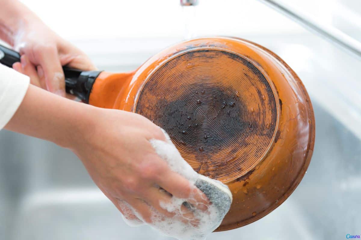 Como tirar manchas de panela sem esforço e sem esfregar por horas