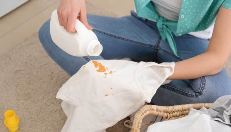 Como tirar manchas de roupas brancas sem usar água sanitária: método rápido e seguro para limpeza eficaz