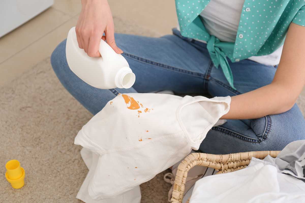 Como tirar manchas de roupas brancas sem usar água sanitária: método rápido e seguro para limpeza eficaz