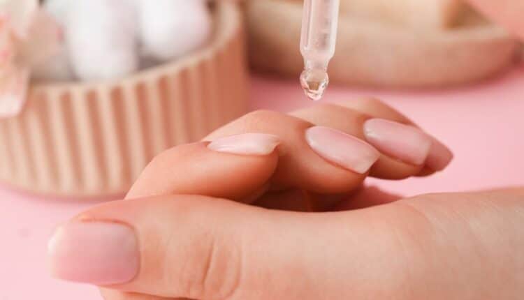 Como usar amolecedor de cutículas e facilitar a manicure