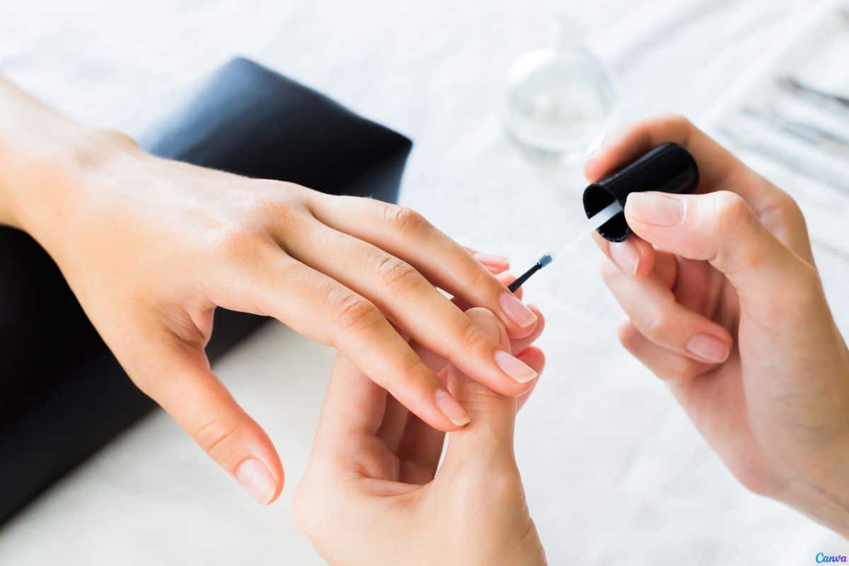 Como usar amolecedor de cutículas e facilitar a manicure