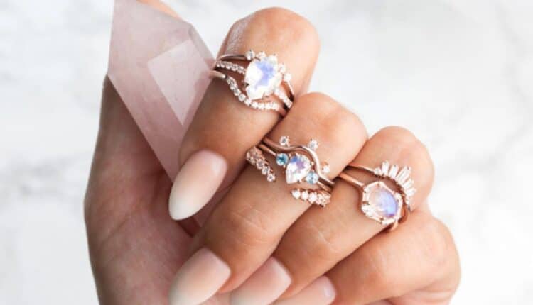 Como usar anéis com elegância e valorizar suas mãos com dicas simples e estilosas