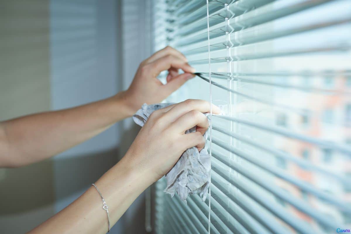 Como usar uma meia velha para limpar persianas com mais eficiência