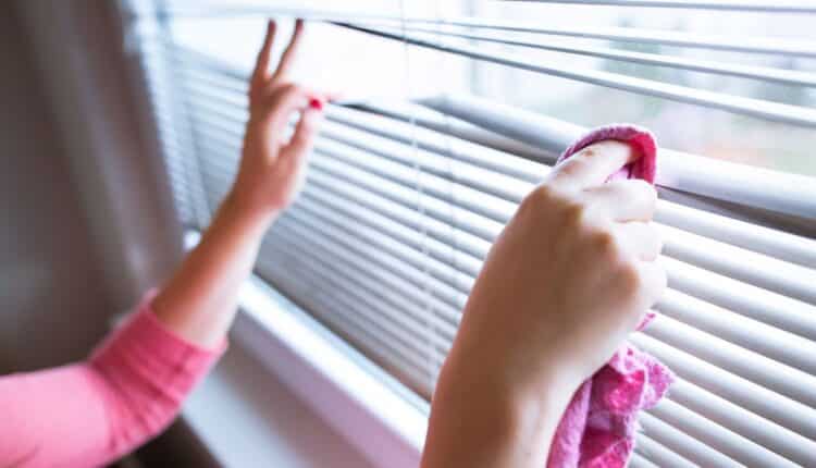Como usar uma meia velha para limpar persianas com mais eficiência