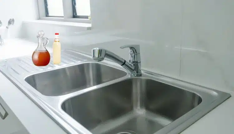 Como usar vinagre para manter a pia da cozinha sempre limpa e sem gordura