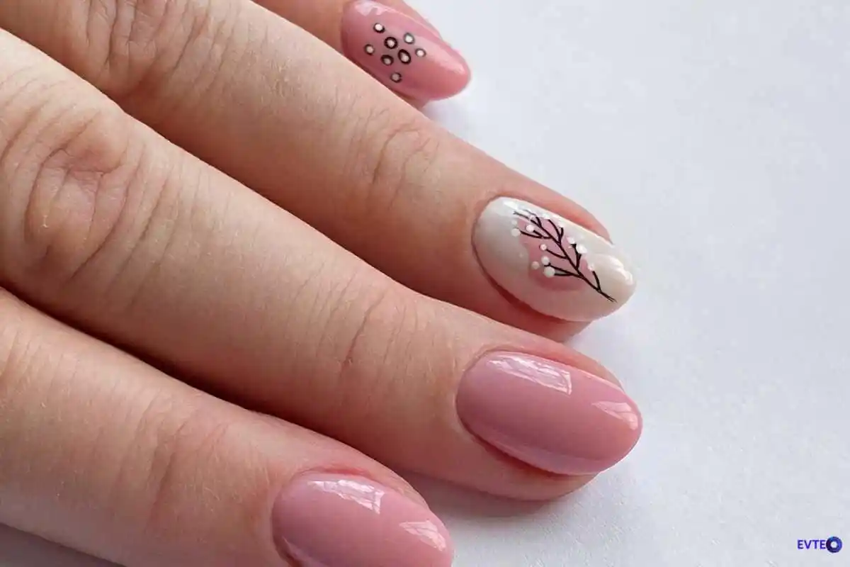Unhas nude com detalhe preto: minimalismo com personalidade