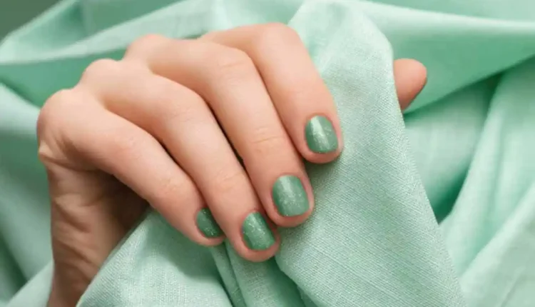 Unhas verde-oliva com glitter: ousada e chique na medida certa