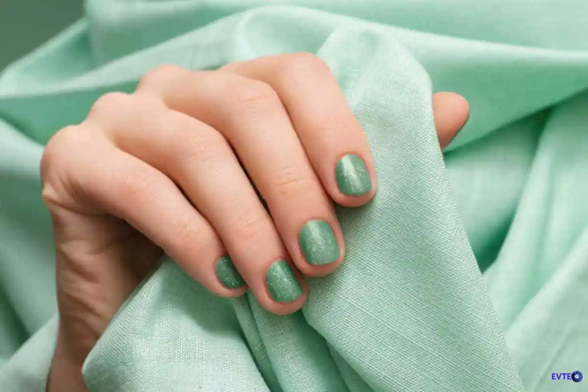Unhas verde-oliva com glitter: ousada e chique na medida certa