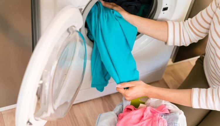 O que nunca misturar na máquina de lavar para evitar roupas manchadas