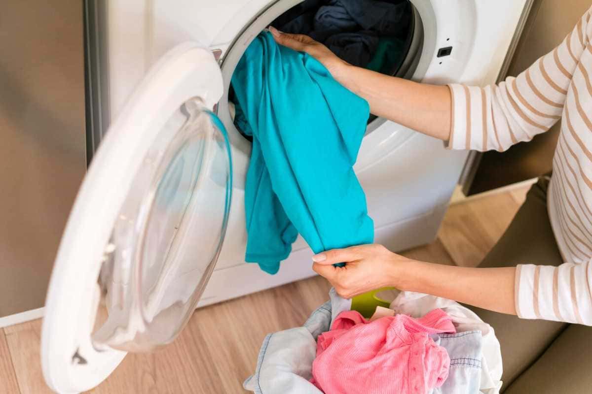 O que nunca misturar na máquina de lavar para evitar roupas manchadas