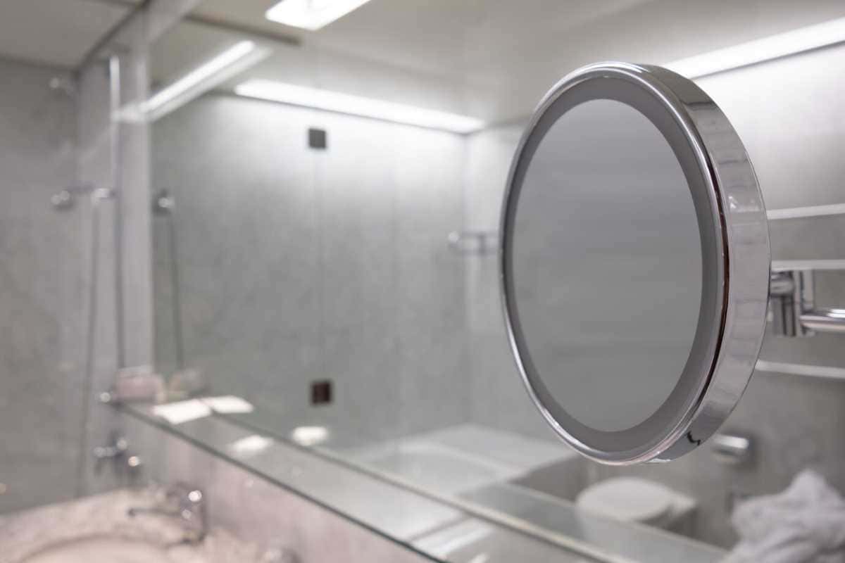 Esse truque barato impede que o espelho do banheiro fique embaçado depois do banho