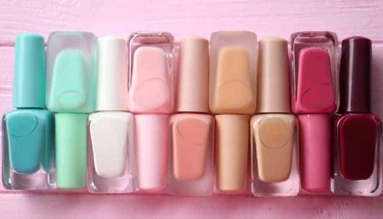 Cores de esmalte que combinam com mães modernas e estilosas para um visual elegante e contemporâneo