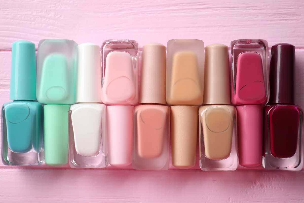 Cores de esmalte que combinam com mães modernas e estilosas para um visual elegante e contemporâneo