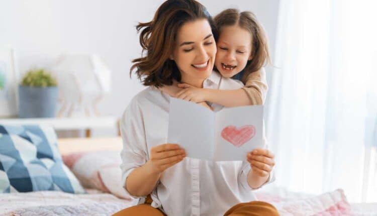 O que escrever no cartão de Dia das Mães para fazer sua mãe chorar de emoção com palavras sinceras e impactantes