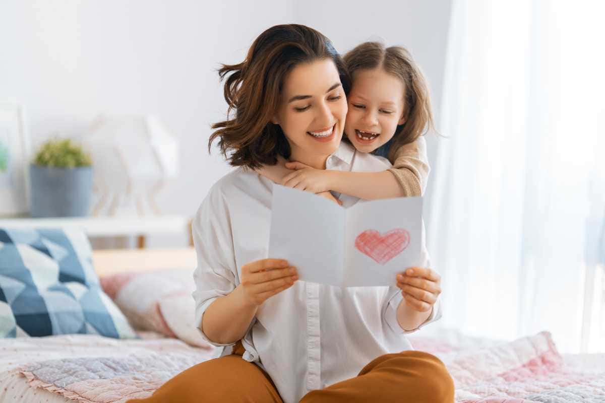 O que escrever no cartão de Dia das Mães para fazer sua mãe chorar de emoção com palavras sinceras e impactantes