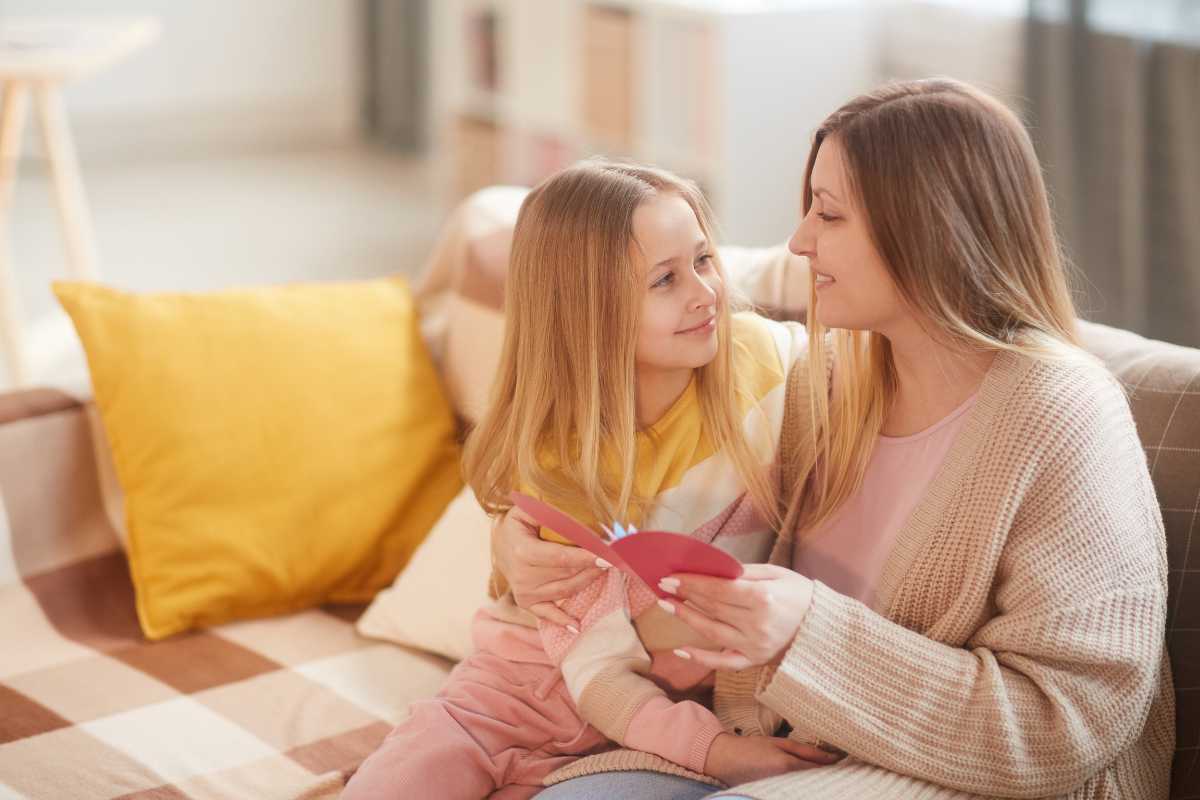 Frases curtas para o Dia das Mães que emocionam mais do que presentes caros: expressões simples com impacto verdadeiro