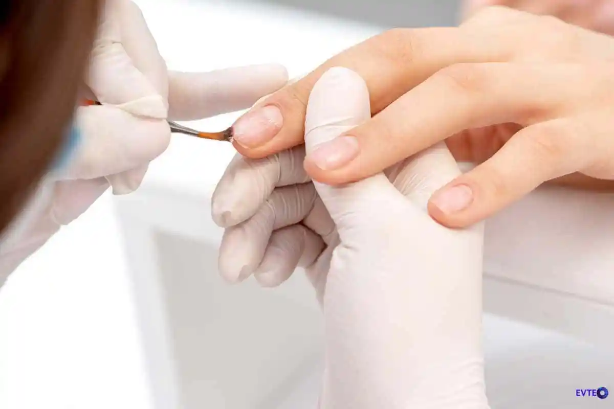 Escolhendo e aplicando a base ideal para proteger as unhas