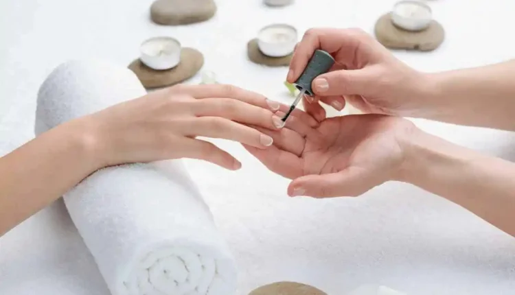 Como aplicar base da forma certa pra esmalte durar mais