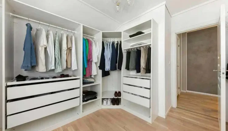O truque que tira cheiro de mofo do guarda-roupa sem gastar nada