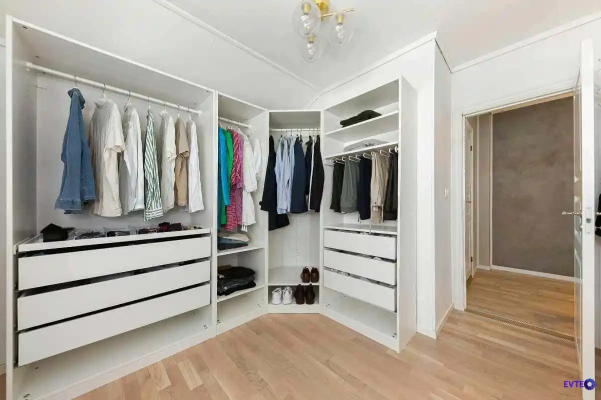 O truque que tira cheiro de mofo do guarda-roupa sem gastar nada