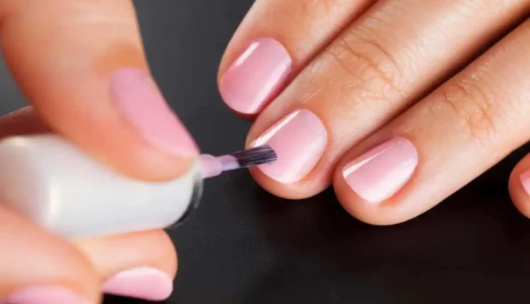 Como deixar o esmalte fixar melhor com cuidados simples antes de pintar