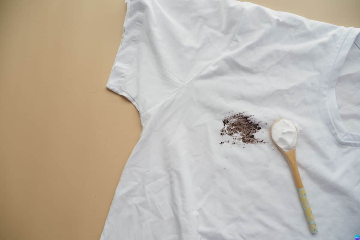Esse truque com amido de milho está ajudando a tirar manchas de gordura da roupa