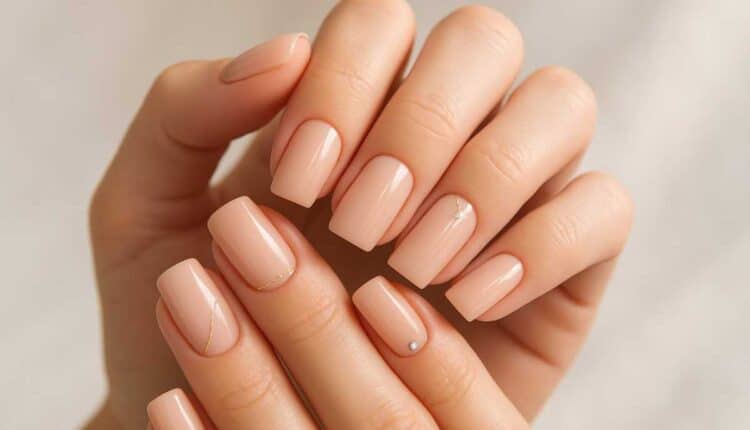 Unha quadrada nude decorada: a escolha das clássicas com muito estilo para todas as ocasiões